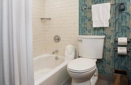 Northeast Dallas Apartamento | The Beeman Hotel includes an indoor swimming pool. Dallas Love Field airport .