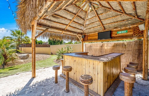 Bermuda Dunes Casa | The Bentley Estate: Karaoke, Grotto, Sauna, Putting Green, BBQ!