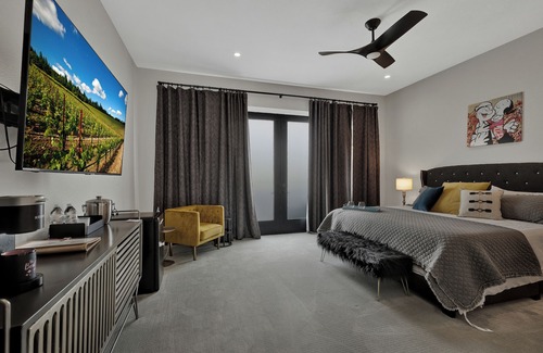 Johnson City Hotel | The Bentley Hotel - Popeye Room - Pool View