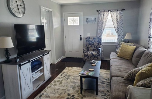 Excelsior Springs Casa | The Benton House Home Away From Home