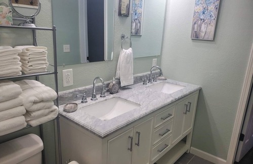 Excelsior Springs Casa | The Benton House Home Away From Home
