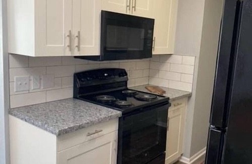Hamilton Apartamento | The Bernice - Entire 2 Bedroom Apt in Quilt Town, USA