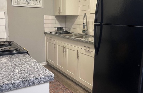 Hamilton Apartamento | The Bernice - Entire 2 Bedroom Apt in Quilt Town, USA