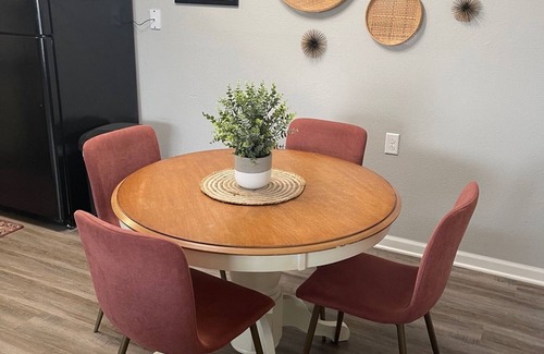 Hamilton Apartamento | The Bernice - Entire 2 Bedroom Apt in Quilt Town, USA
