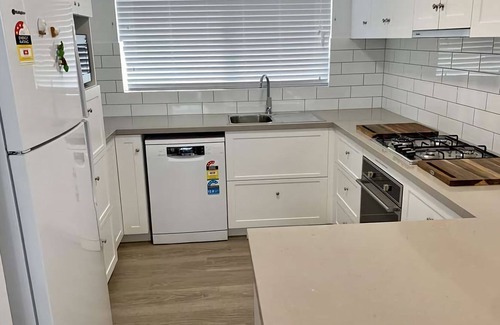 Broadwater Chalet De Esquí | Estás tan cerca de la playa que prácticamente podrías recostarte en la cama y sumergir los dedos de los pies en el océano en t