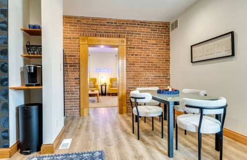 Market East District Apartamento | THE BEST Downtown Spot! Free parking,Pet friendly.