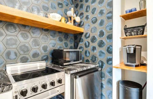 Market East District Apartamento | THE BEST Downtown Spot! Free parking,Pet friendly.