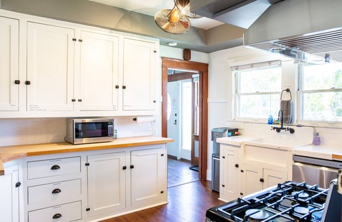 Southwest Anaheim Casa | The Best House. 1 mile to Disneyland with a pool, hot tub, and game room.