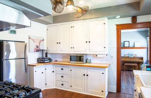 Southwest Anaheim Casa | The Best House. 1 mile to Disneyland with a pool, hot tub, and game room.
