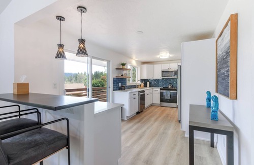 Southeast Eugene Casa | The Best Of Crest - Mid Century Vibes with Sunrise Views in S. Eugene