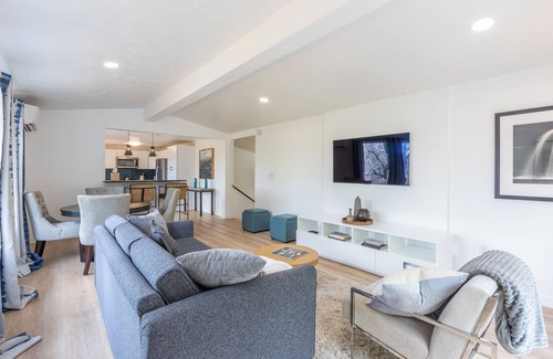 Southeast Eugene Casa | The Best Of Crest - Mid Century Vibes with Sunrise Views in S. Eugene
