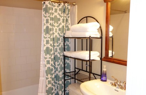 Charlotte Apartamento | The Better Half Duplex