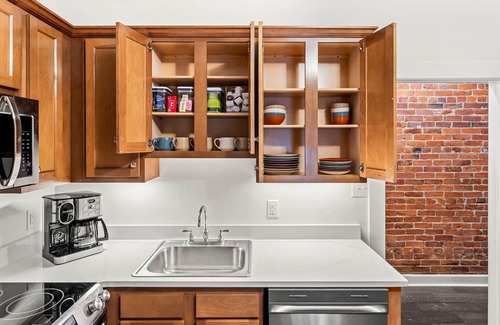 New Albany Apartamento | The Betty - Entire rental unit in New Albany, Indiana Sleeps 8