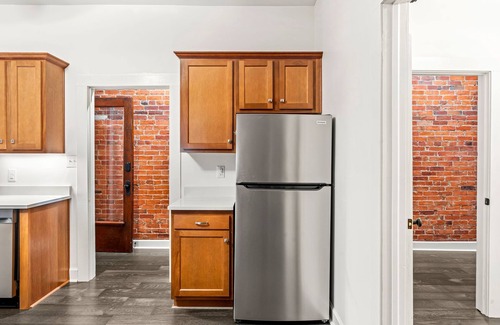 New Albany Apartamento | The Betty - Entire rental unit in New Albany, Indiana Sleeps 8