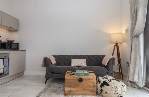 Tiverton Cabaña | THE BICKLEIGH, romantic, with hot tub in Tiverton