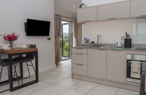 Tiverton Cabaña | THE BICKLEIGH, romantic, with hot tub in Tiverton