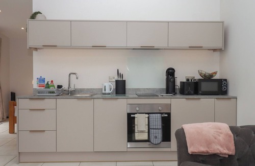 Tiverton Cabaña | THE BICKLEIGH, romantic, with hot tub in Tiverton
