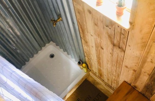 Horley Otro | The Big Green Shepherds Hut