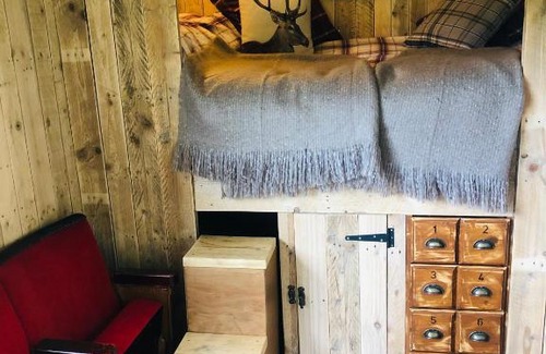 Horley Otro | The Big Green Shepherds Hut