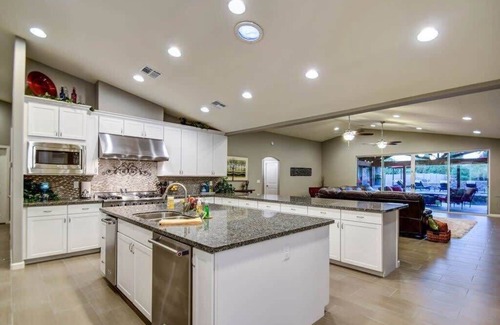Gilbert Casa | 8BD / 5BA, Casa de una sola planta, capacidad para 18, piscina, spa, patio grande y cocina al aire libre