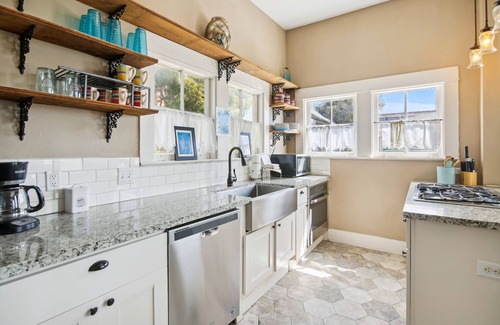 San Jacinto Casa | The Big Kahuna Manor