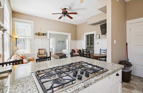 San Jacinto Casa | The Big Kahuna Manor
