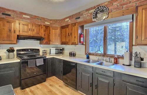 Killington Casa | The Big Lebearski - AC, Grill, Fire Pit, Hot tub!