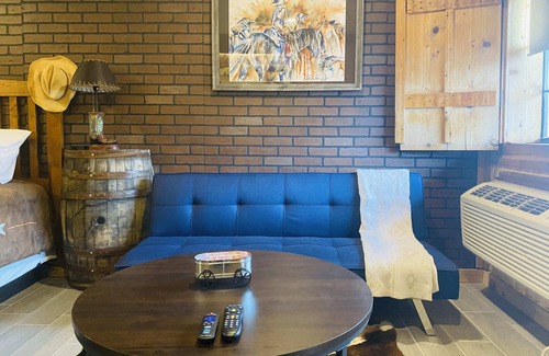 Amarillo Apartamento | The Big Texan King! Free 72oz Steak*Airbnb