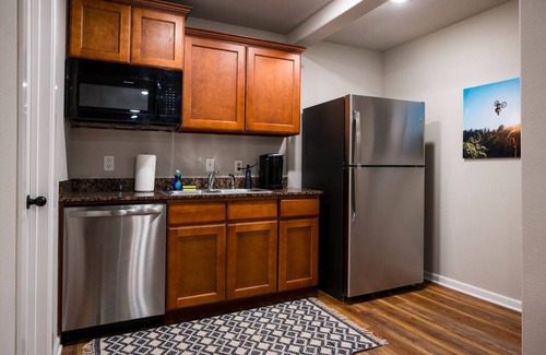 Bentonville Cabina | The Bike Inn #9, Razorback Greenway Cottage Double