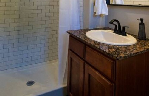 Bentonville Cabina | The Bike Inn #9, Razorback Greenway Cottage Double