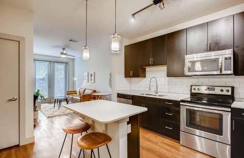 Holly Apartamento | The Bindel, East Austin, Highly Walkable + Pets Welcome!