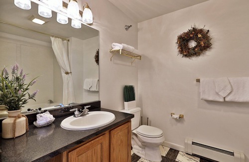 Killington Cabina | The Birch Ridge #6 - Family Room, a cozy boutique hotel in the heart of Killington, Vermont.