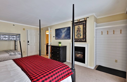 Killington Cabina | The Birch Ridge: Family Room #6 - Queen/bunkbed Suite In Killington, Vermont 1 Bedroom Hotel Room