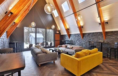 Killington Cabina | The Birch Ridge- Lace Room #3 - Queen Suite in Renovated Killington Lodge, Hot tubs, home