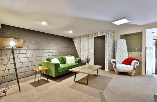 Killington Cabina | The Birch Ridge- Lace Room #3 - Queen Suite in Renovated Killington Lodge, Hot tubs, home