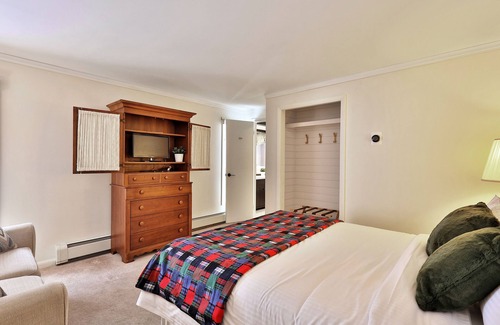 Killington Cabina | The Birch Ridge: Lace Room #3 - Queen Suite in Renovated Killington Lodge. Hot tubs.
