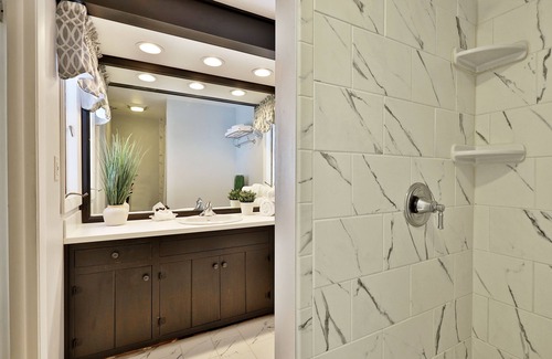 Killington Cabina | The Birch Ridge: Lace Room #3 - Queen Suite in Renovated Killington Lodge. Hot tubs.