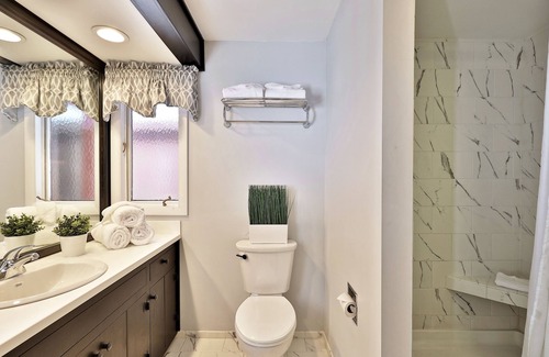 Killington Cabina | The Birch Ridge: Lace Room #3 - Queen Suite in Renovated Killington Lodge. Hot tubs.