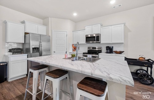 Fayetteville Casa | The Bird House - Private Hot Tub, 2 Miles to U of A, Baum & Fayetteville Square