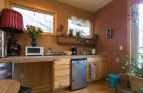 Chestnut Hills Apartamento | The Birdhouse Sweet suite! Downtown Roof top deck!