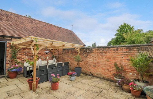 Ettington Cabaña | THE BIT ON THE SIDE, pet friendly, with a garden in Ettington