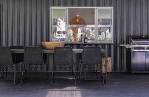 Elizabeth Beach Casa | The Black Beach House