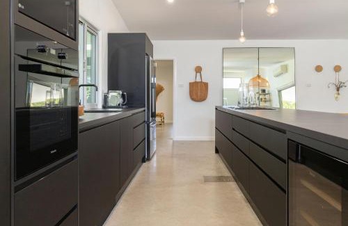 Elizabeth Beach Casa | The Black Beach House