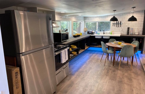 Fort Bragg Cabina | The Black Cabin, spacious, secluded and tranquil.