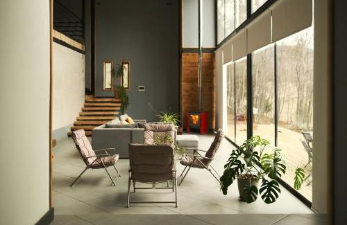 Pinto Apartamento | The Black House
