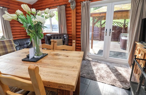 Saint Asaph Cabaña | THE BLACKTAIL, pet friendly, with hot tub in St Asaph
