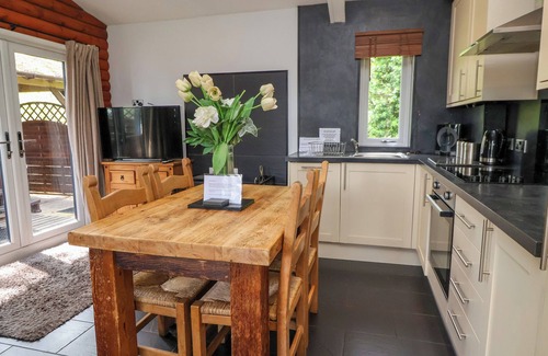Saint Asaph Cabaña | THE BLACKTAIL, pet friendly, with hot tub in St Asaph