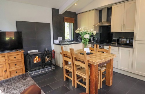 Saint Asaph Cabaña | THE BLACKTAIL, pet friendly, with hot tub in St Asaph