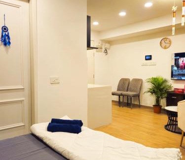 Viman Nagar Apartamento | The Blackwood Studio