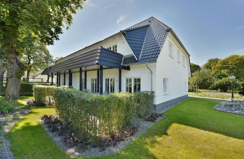 Ralswiek Apartamento | The Blaues Haus 1 vacation apartment in Ralswiek offers an ideal retreat for